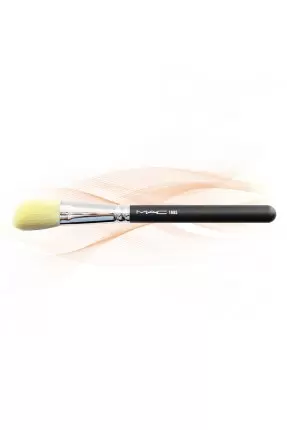 MAC 168 Large Angled Contour Brush