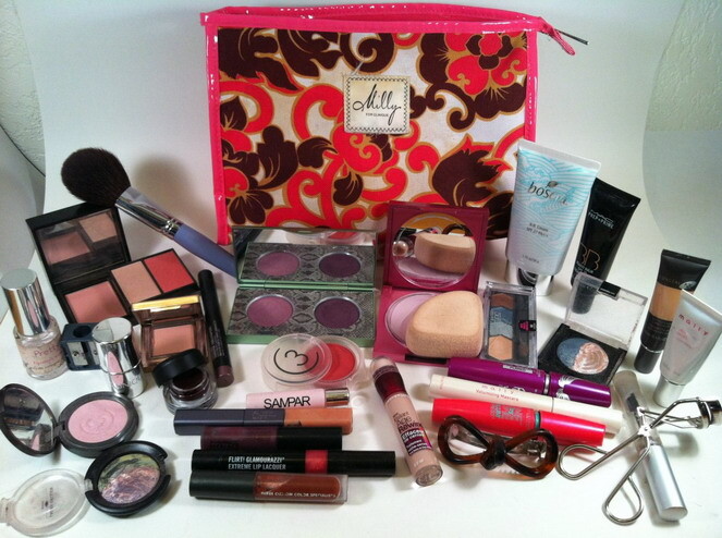 Makyaj Çantamıza Göz Atıyoruz