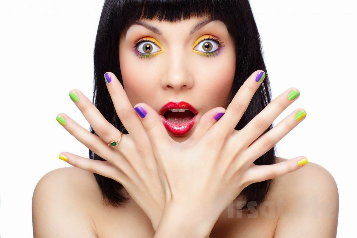 AKNELİ CİLTLERE MAKYAJ ÖNERİLERİ