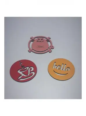 Ebruli Sanat Tasarım 3’lü Renkli Kırmızı Pembe Sarı Ahşap Bardak Altlığı Dedili Hello Kahve Fincanlı 9*9 cm - 3